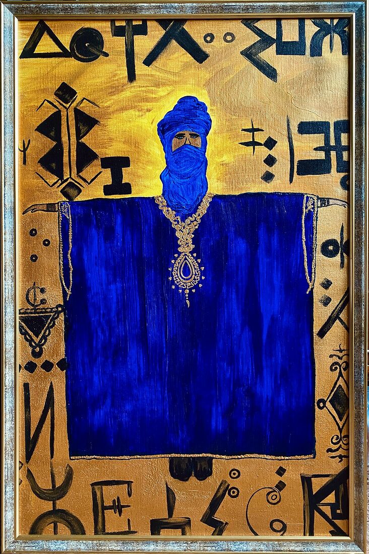 На этой картине, выполненной в стиле наивного искусства, изображен туарег – воин, в его величественной позе, на фоне из золотистых песчаных дюн. Туарег одет в одеяния глубокого синего оттенка, его руки подняты вверх, символизируя мощь и готовность защищать свою культуру и народ.        На фоне золотистых песков вырисовываются яркие символы тифинага – древнего письма туарегов. Эти символы являются важным элементом картины, укрепляющим связь принадлежности туарега с его наследием, традициями и культурой и истории этого древнего народа.     Используя яркие краски, я старалась передать глубокие символические значения, воплощая дух этой культуры и её связь с песчаными просторами и древними традициями.        Холст, акрил, тушь, лак, 53x80cм